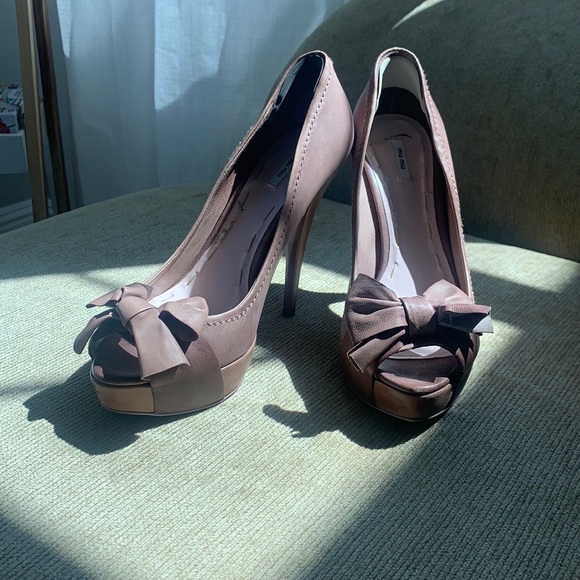 Miu Miu Platform Bow Nude Pump Heel in Leather - Picture 5 of 10